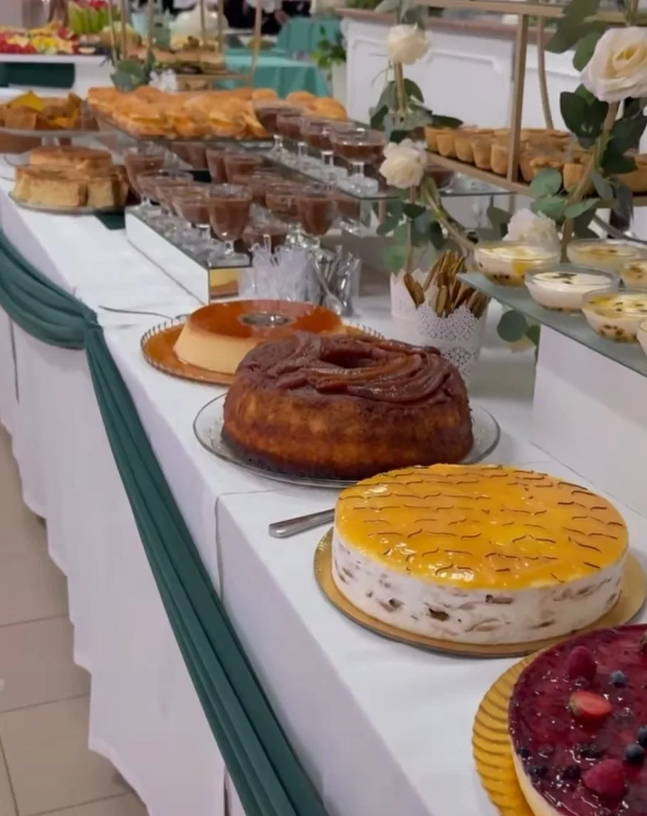 Mesa de sobremesas com bolos, pudim e doces