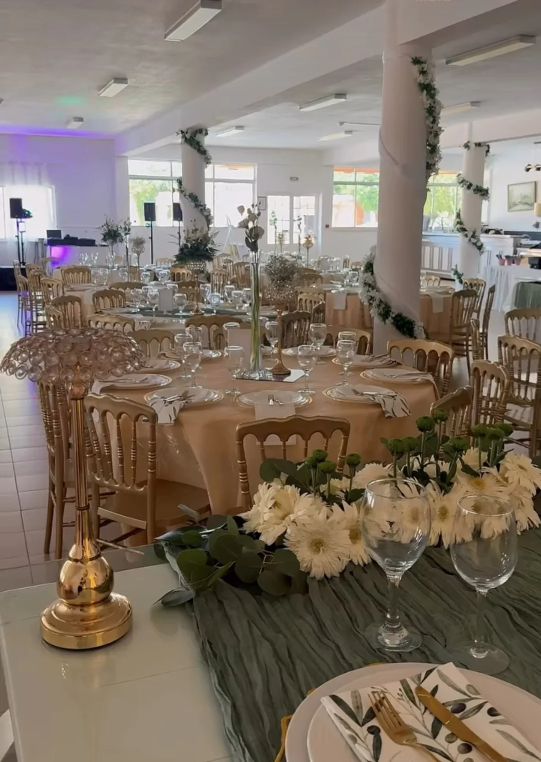 Sala com colunas decoradas e mesas postas